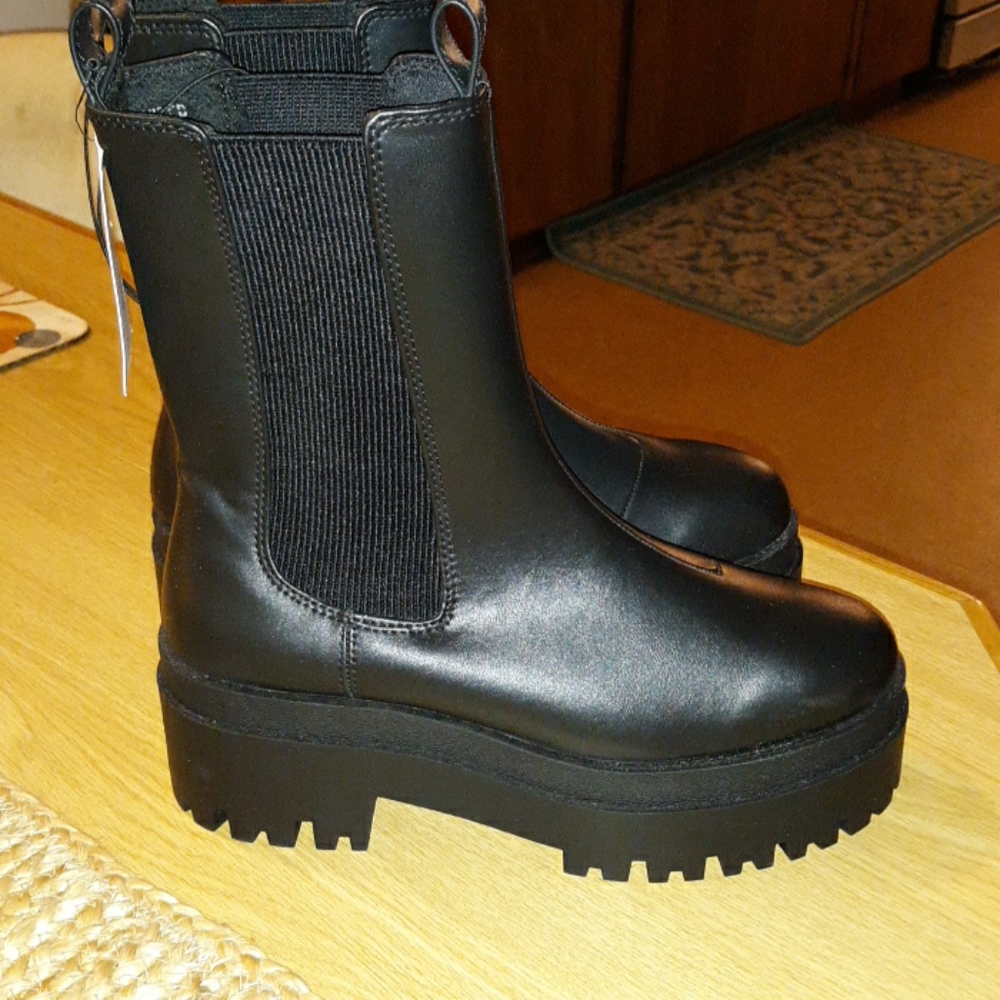 Final*Nwt H&M faux leather Chelsea boots
